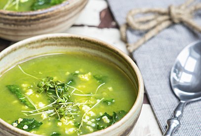 Špenátová polévka s jáhlami a řeřichou