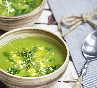 Špenátová polévka s jáhlami a řeřichou