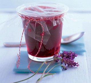 Zavařenina z višní a ořechů s levandulí