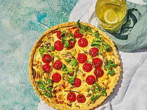 Quiche s čedarem a rajčaty