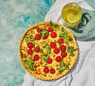 Quiche s čedarem a rajčaty Quiche s čedarem a rajčaty