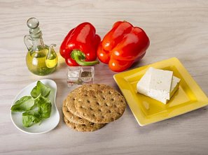 Zdravá pomazánka z pečených červených paprik s knäckebroty Zdravá pomazánka z pečených červených paprik s knäckebroty