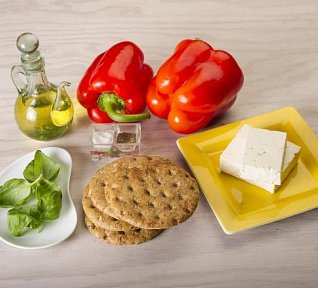 Zdravá pomazánka z pečených červených paprik s knäckebroty