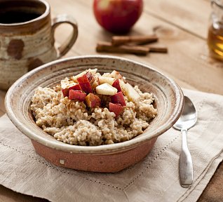 Ovesná kaše s jablky a skořicí