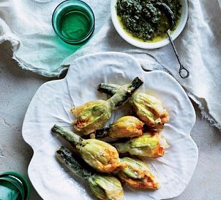 Plněné cuketové květy s mátovo-ančovičkovou omáčkou