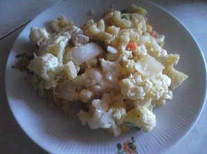 Bohatý pekáček s masem a květákem