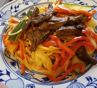 Hovězí s nudlovým salátem