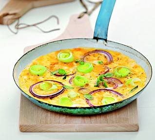 Omeleta s cibulí a pórkem