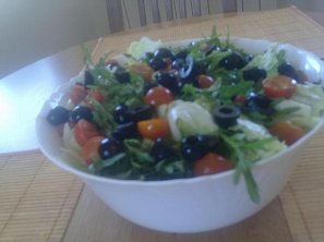 Salát s rukolou a olivami