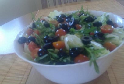 Salát s rukolou a olivami