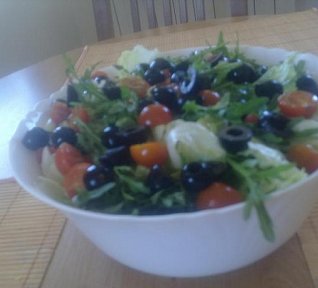 Salát s rukolou a olivami