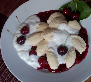 Jemné tvarohové nočky s ovocnou omáčkou