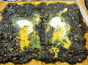 Pizza se špenátem, slaninou a vejcem