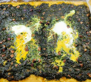 Pizza se špenátem, slaninou a vejcem