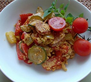 Cuketové lečo s paprikou a klobásou