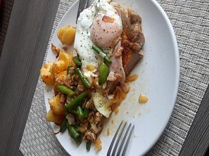 Přírodní krkovice se sázeným vejcem a fazolkami