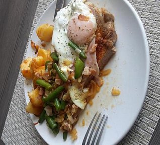 Přírodní krkovice se sázeným vejcem a fazolkami