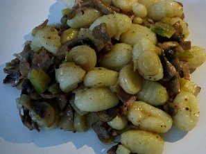 Noky s pórkem a žampiony dle mamky Noky s pórkem a žampiony dle mamky