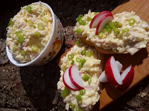 Vajíčková pomazánka se sýrem a šunkou