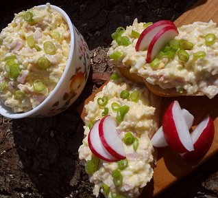 Vajíčková pomazánka se sýrem a šunkou