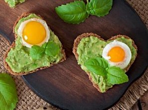 Valentýnský avokádový sendvič