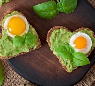 Valentýnský avokádový sendvič