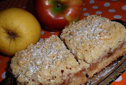 Drobenkový koláč s jablky a skořicí