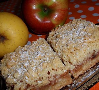 Drobenkový koláč s jablky a skořicí