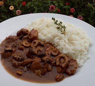 Masové kostky s bedlovou omáčkou