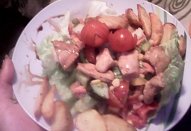 Zeleninový salát s kuřecím masem a americkým bramborem