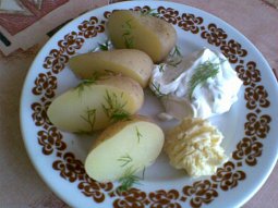 Nové brambory s česnekovým máslem a tvarohem