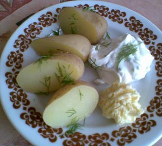Nové brambory s česnekovým máslem a tvarohem
