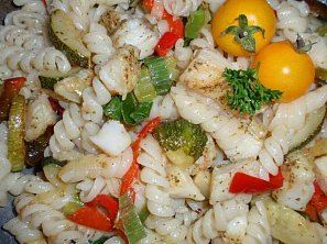 Těstoviny s rybou - teplý salát