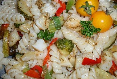 Těstoviny s rybou - teplý salát
