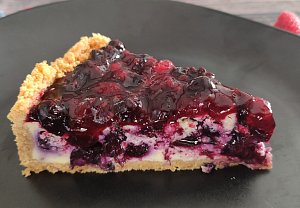 Tvarohový koláč s bobulovým ovocem - cheesecake