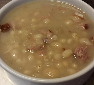 Polévka z bílých fazolí s uzeným masem