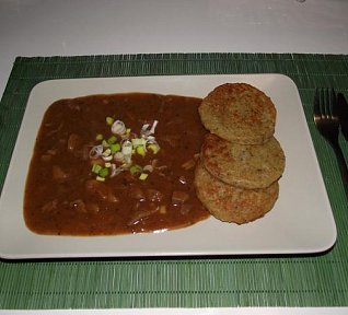 Guláš z hlívy ústřičné s bramboráčky