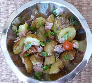 Salát z nových brambor s cherry rajčátky