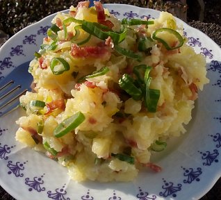 Šťouchané brambory s jarní cibulkou