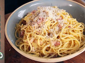 Spaghetti alla Carbonara ( Podle Antonia Carluccia ) Spaghetti alla Carbonara ( Podle Antonia Carluccia )