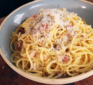 Spaghetti alla Carbonara ( Podle Antonia Carluccia ) Spaghetti alla Carbonara ( Podle Antonia Carluccia )