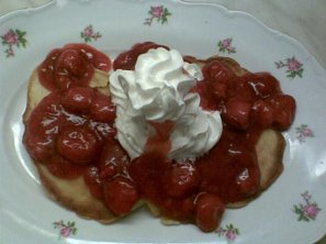 Palačinky s jahodovým přelivem