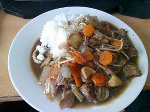 Hovězí maso s bambusem a houbami