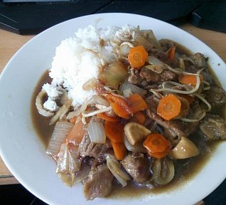 Hovězí maso s bambusem a houbami