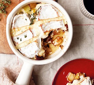 Domácí tartiflette (zapečené brambory se sýrem) Domácí tartiflette (zapečené brambory se sýrem)