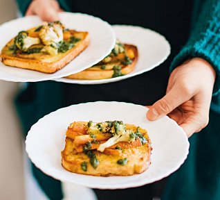 Smaženky s pečenou zeleninou a pestem