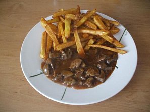 Játra v rajčatové omáčce s hranolkama