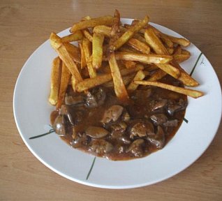 Játra v rajčatové omáčce s hranolkama