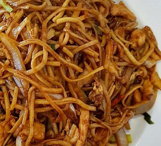 Smažené čínské nudle s kuřecím masem