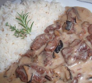 Hovězí kližka se smetanovou houbovou omáčkou